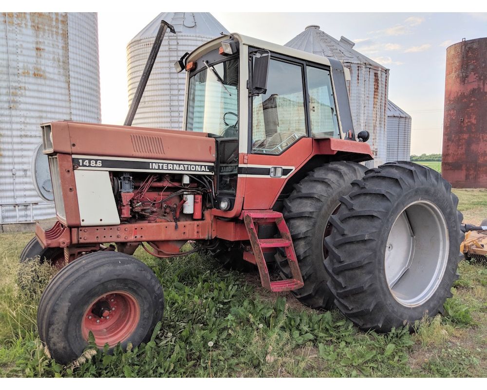 1982 1486 International Tractor, dual speed pto, 2 hydro remotes, showing 5117 hours. John Jones Estate, Bushnell, IL